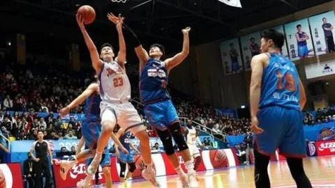 “阿图尔对决巴萨遭嘘，离场时受观众反感”